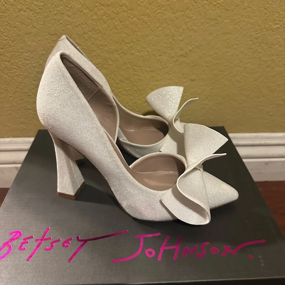 Betsey Johnson Women’s Nobble Ivory Off White Heel Shoes multiple size available - Picture 3 of 11